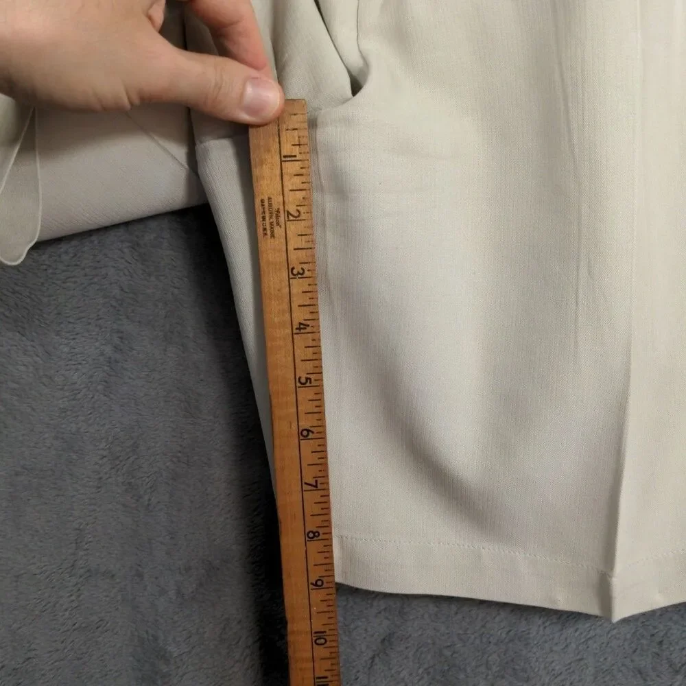 Tommy Bahama Shorts Mens 34 Beige 100% Silk Pleated Golf Resort Chino Preppy - Picture 4 of 6